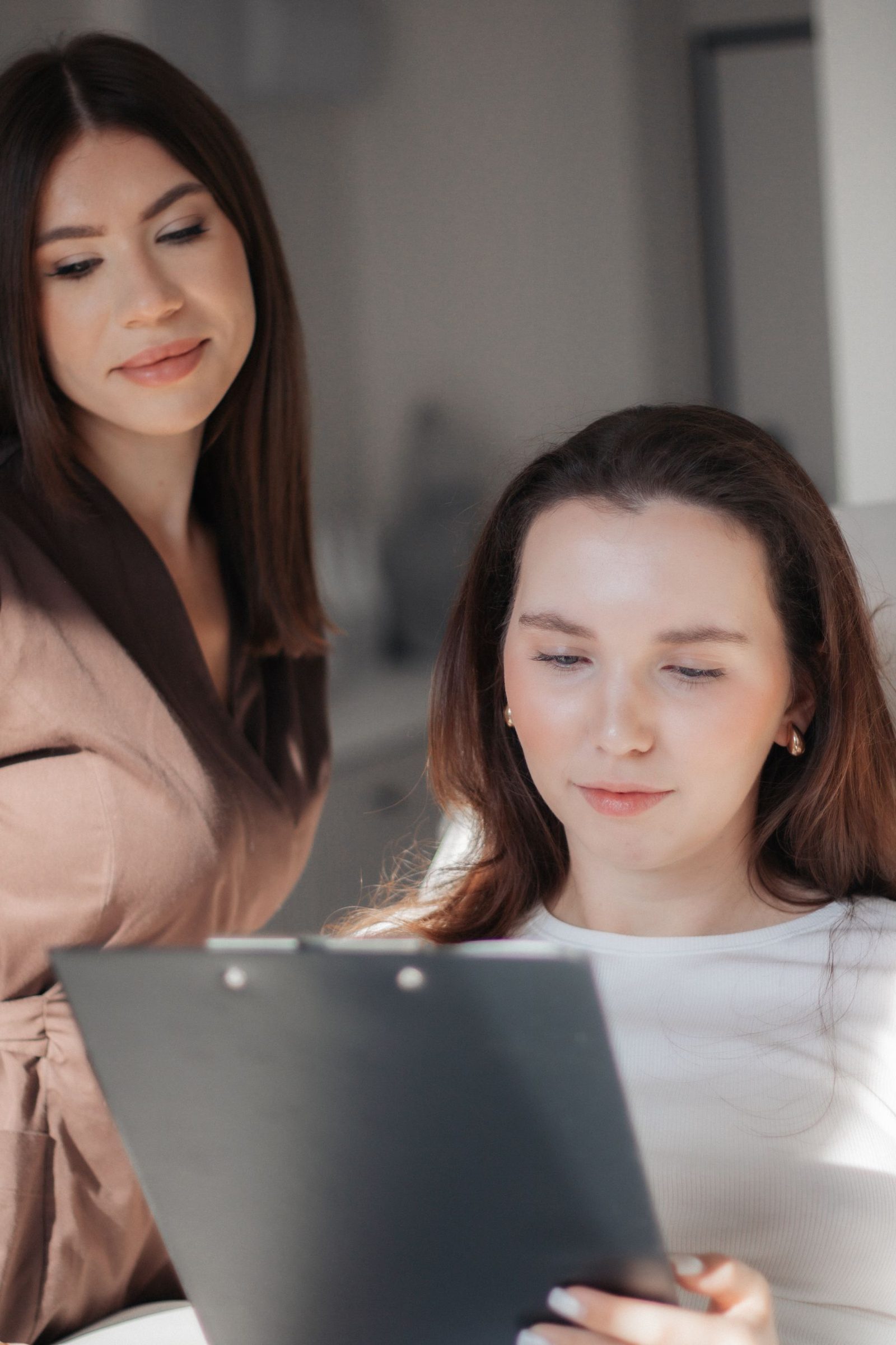 Zwei Frauen besprechen Zahlen am Laptop