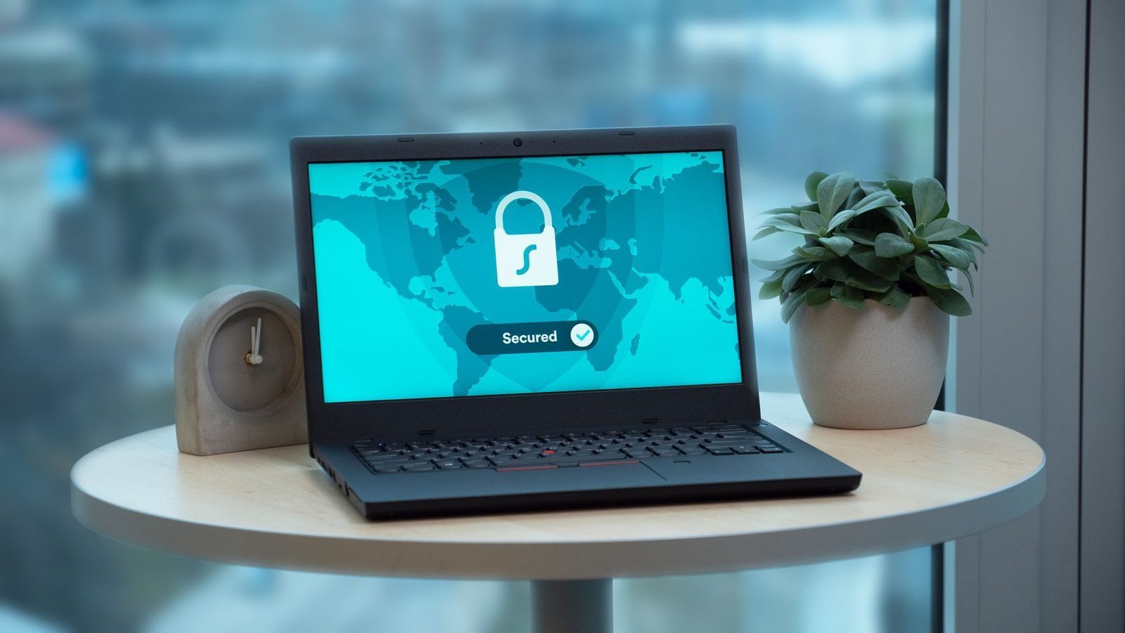 Laptop mit Schlosssymbol als Sinnbild für Schutz