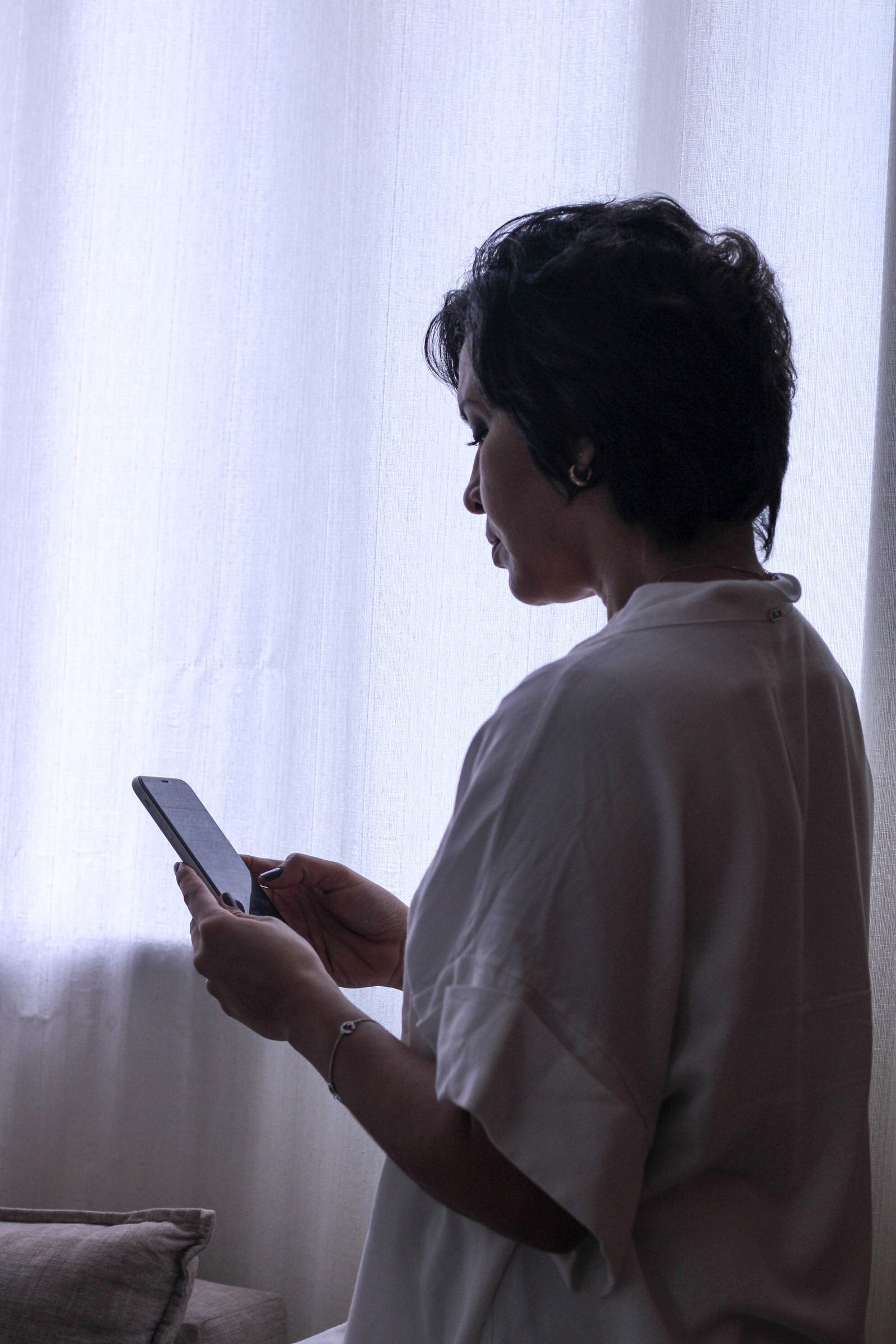 Person prüft Einstellungen am Smartphone
