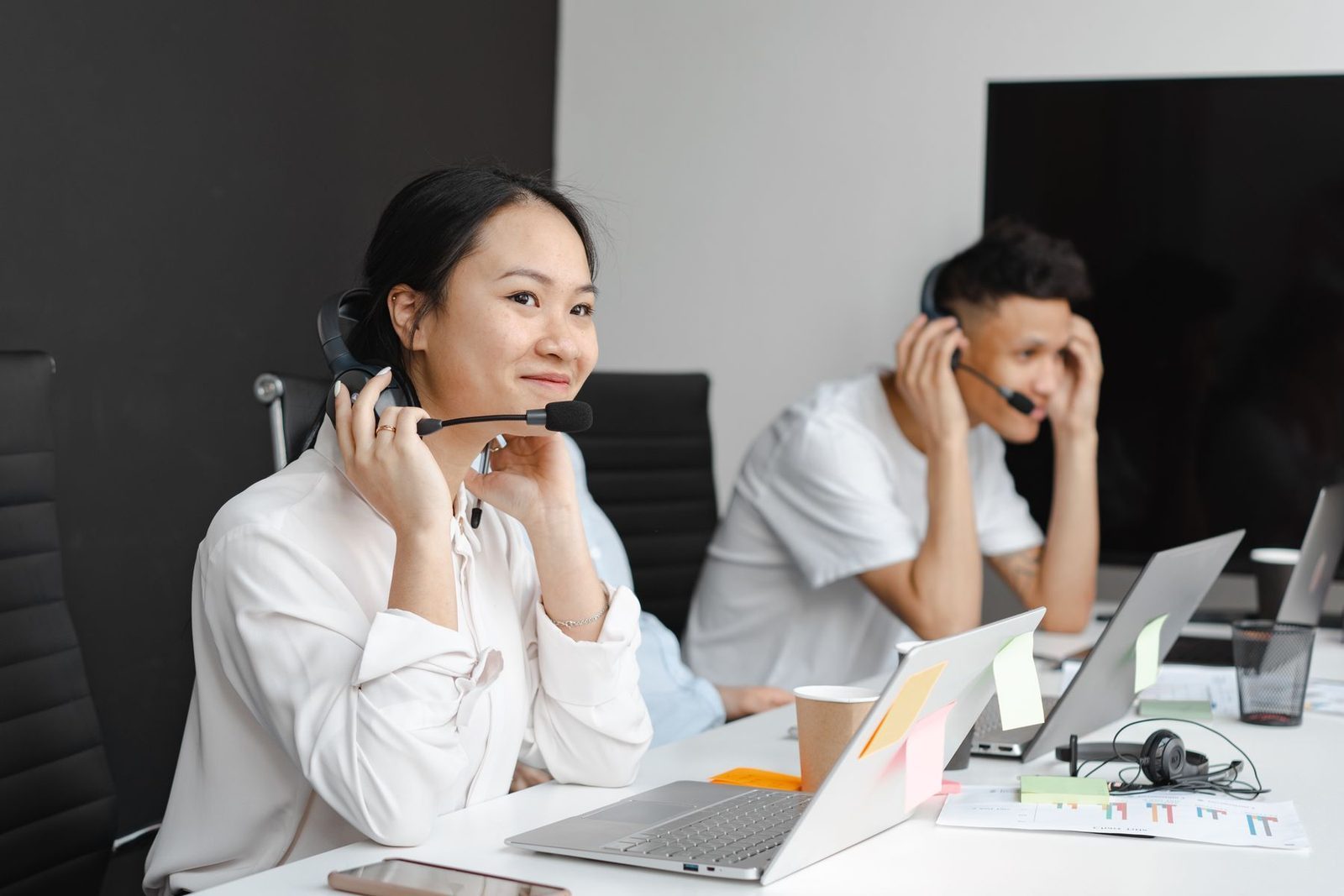 Collaboratrice avec casque au poste de travail