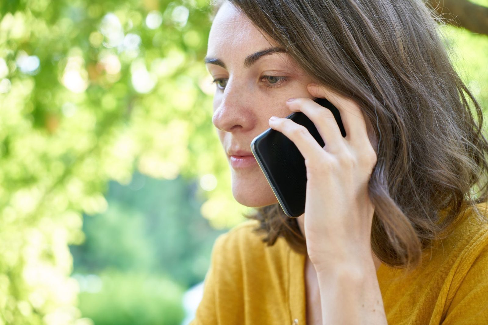 Frau telefoniert im Freien