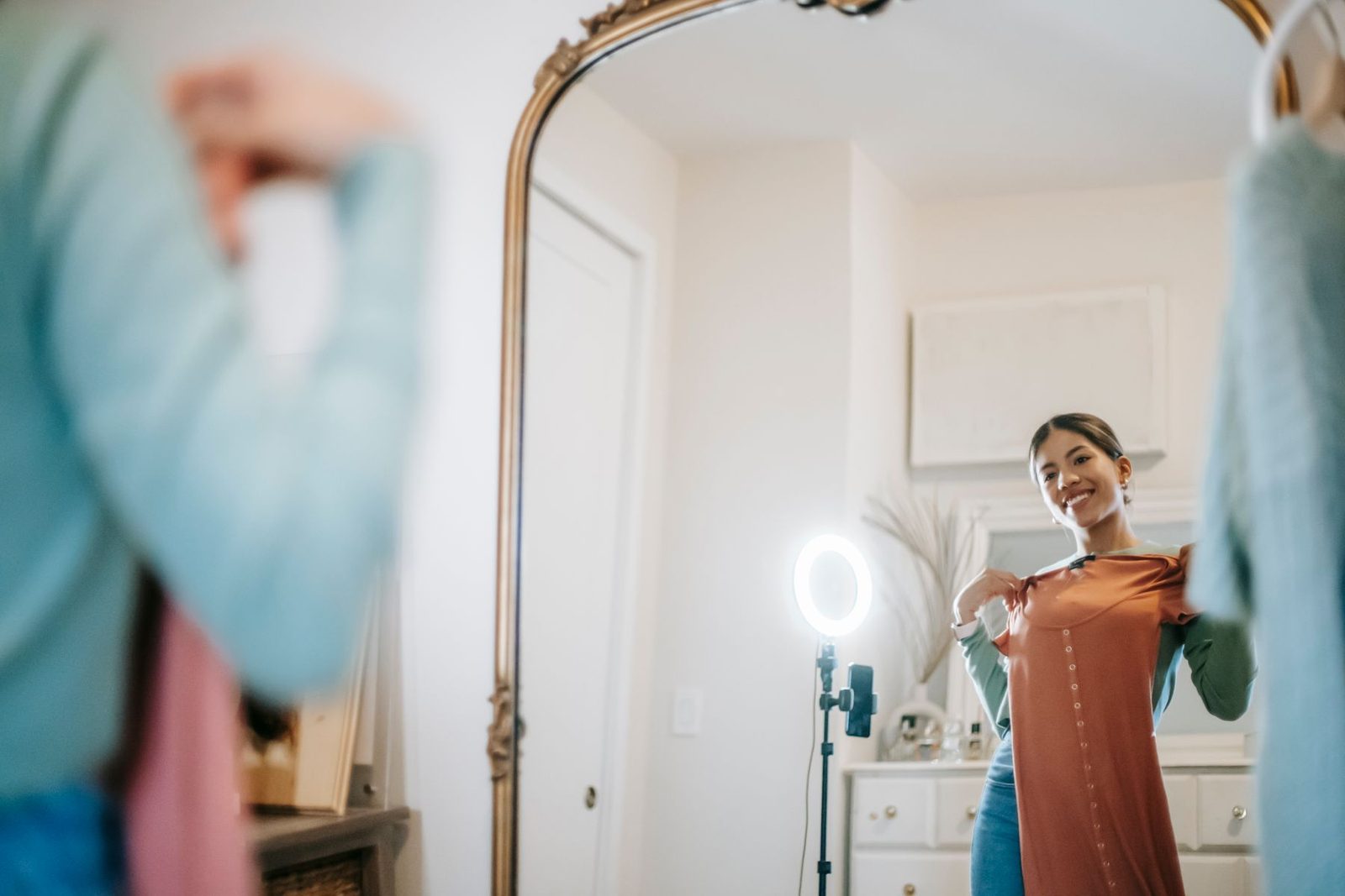 Ringlicht mit eingespanntem Smartphone