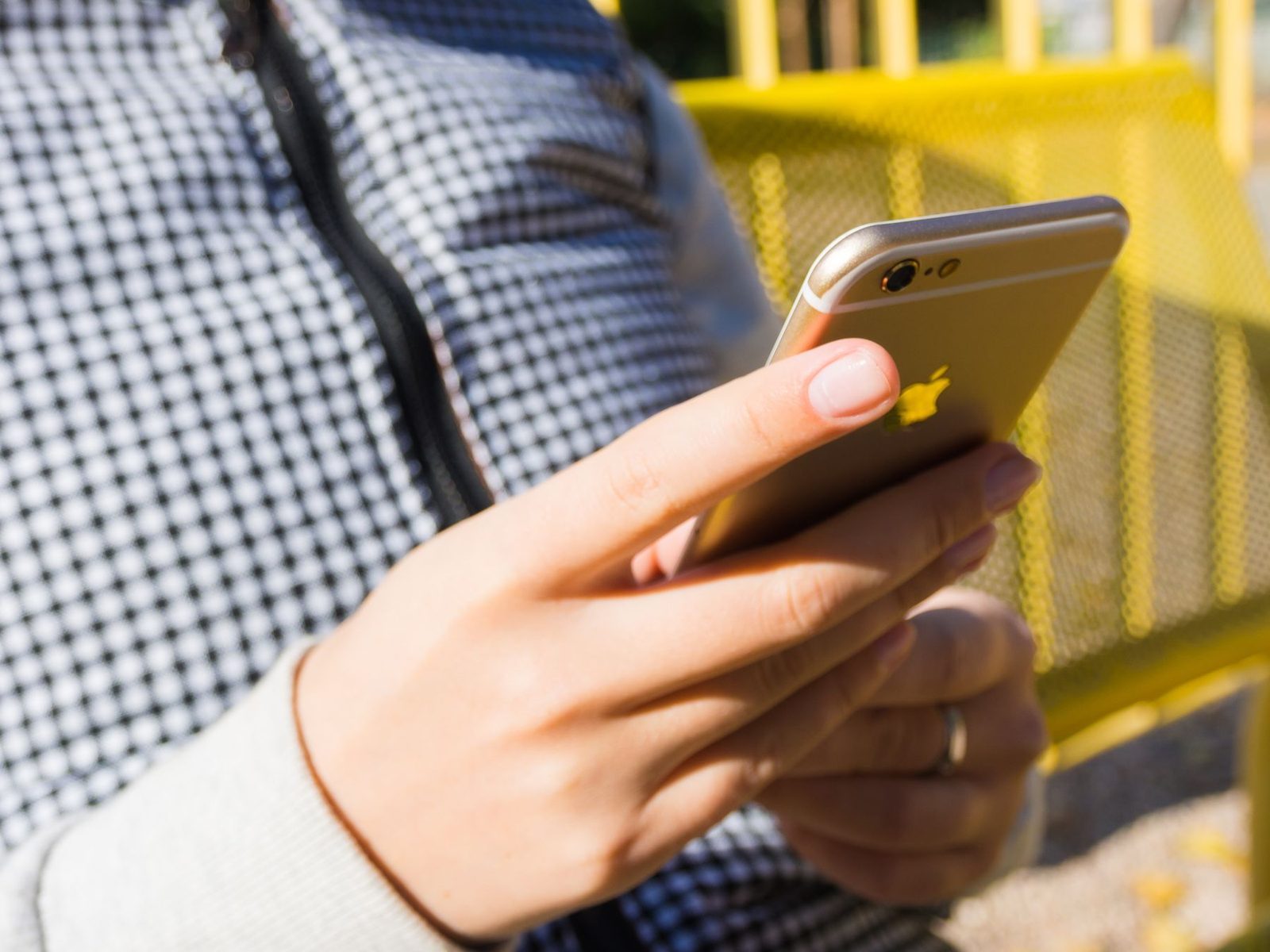Smartphone mit Benachrichtigungen aus sozialen Netzwerken
