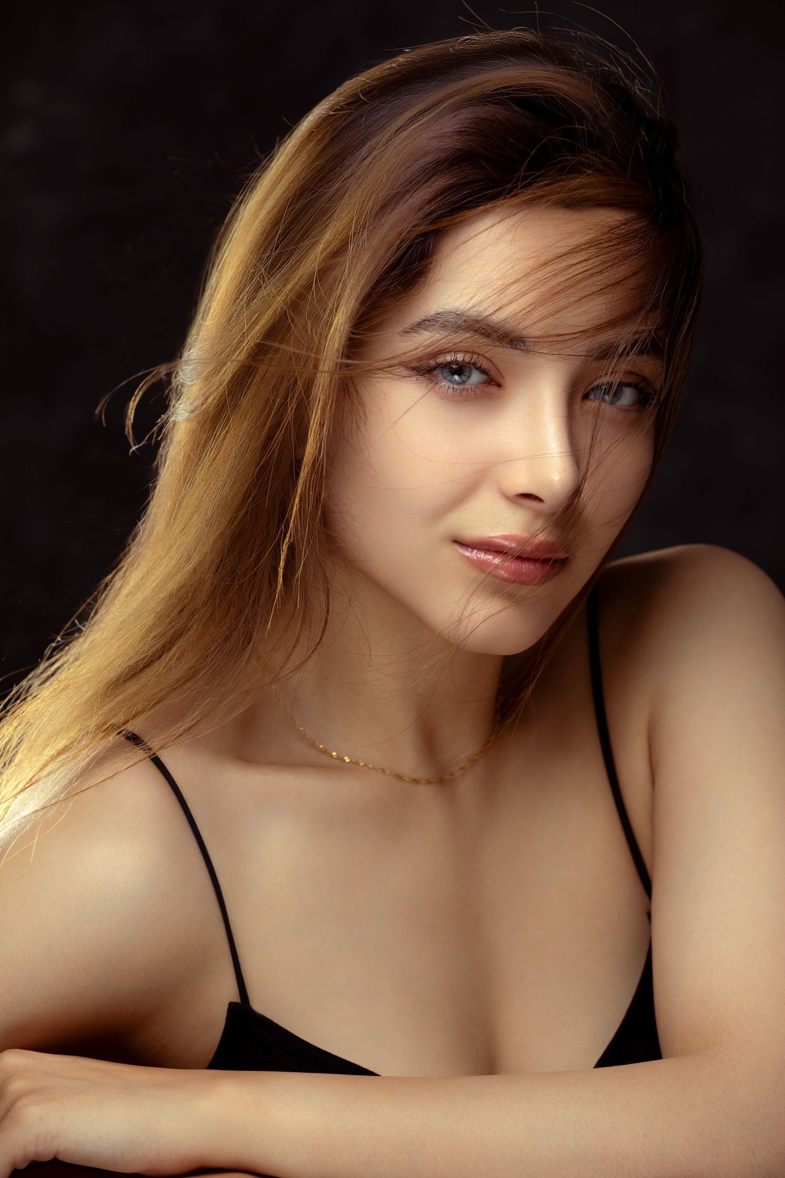 Junges Model bei einer Studioaufnahme