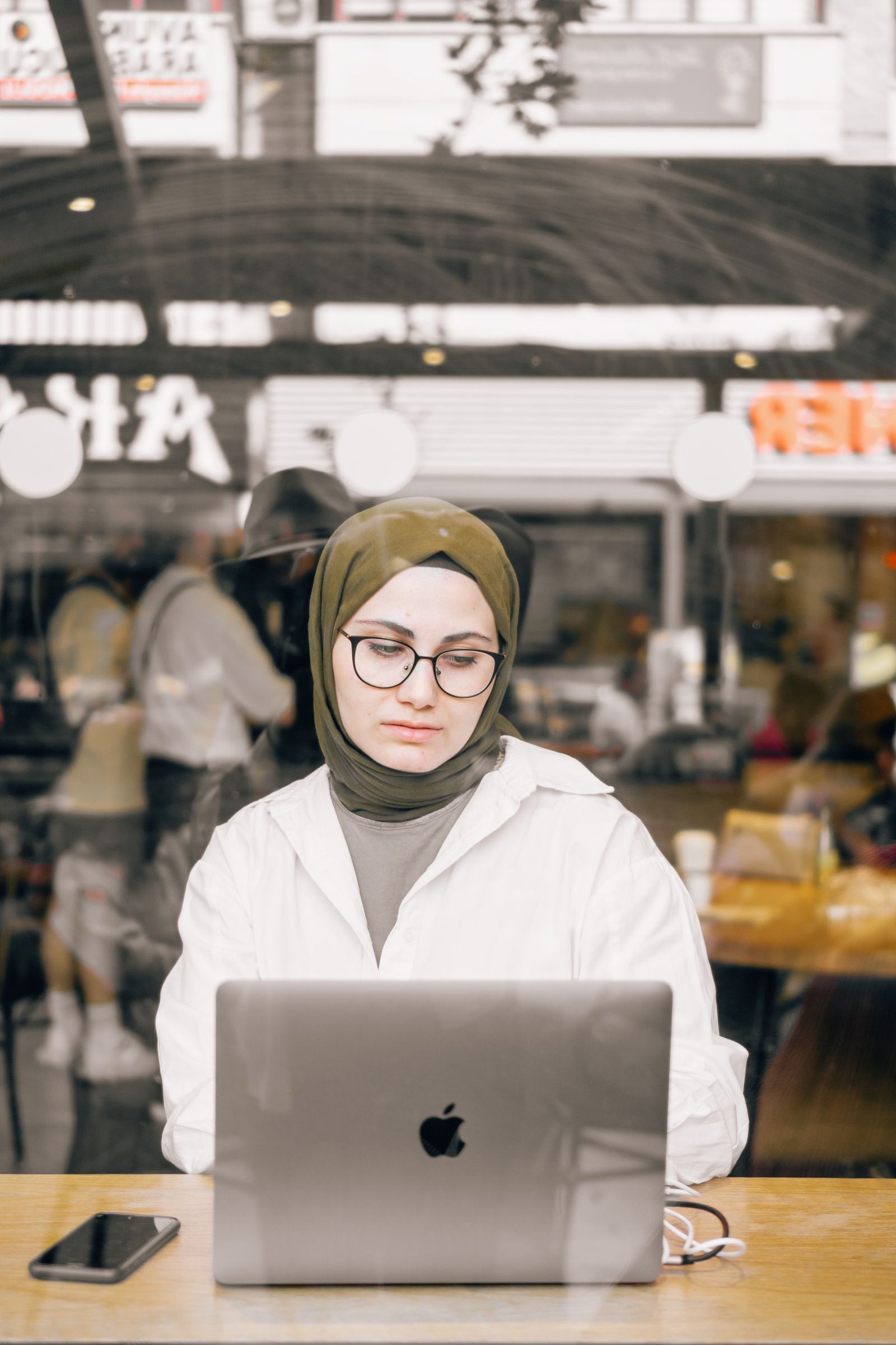 Arbeiten mit Laptop in einem Café
