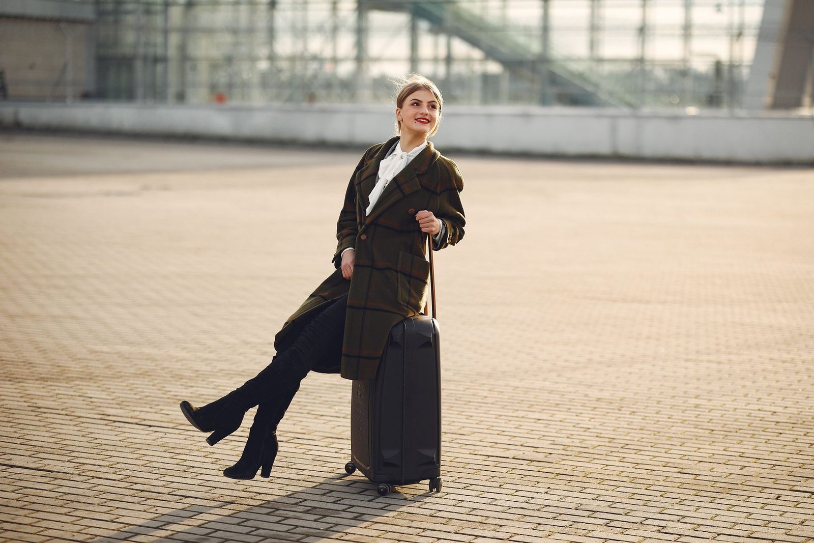 Frau mit Koffer auf einer Treppe