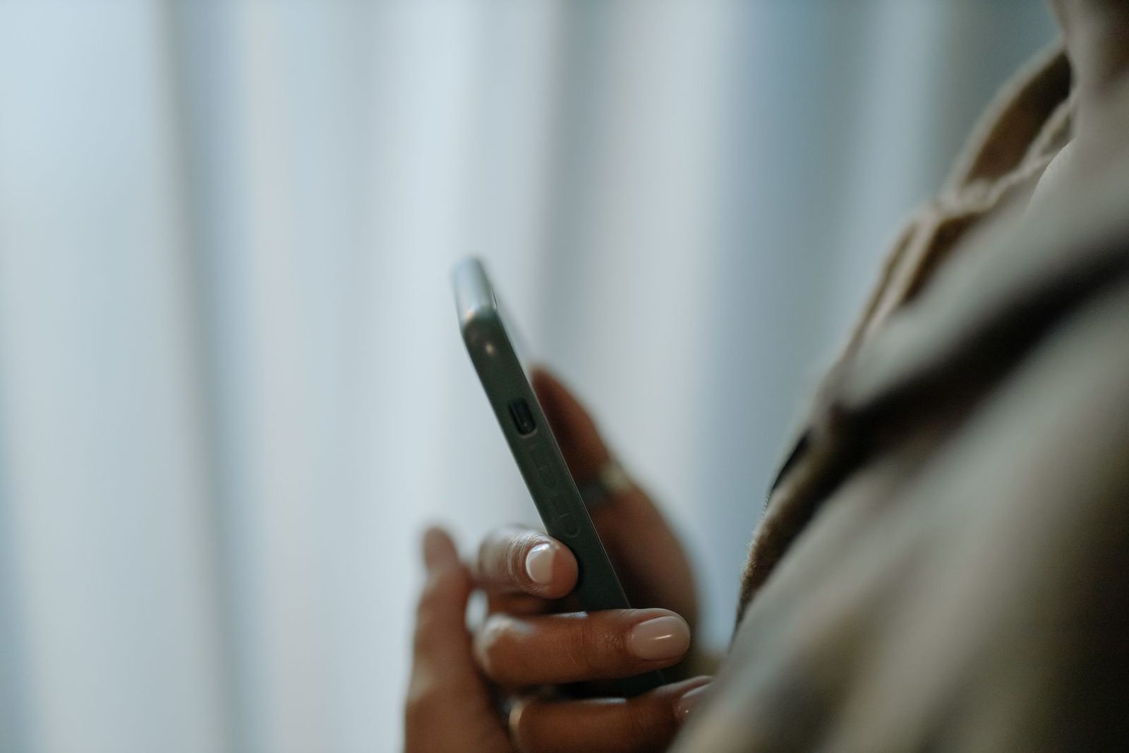 Nachricht wird am Smartphone getippt