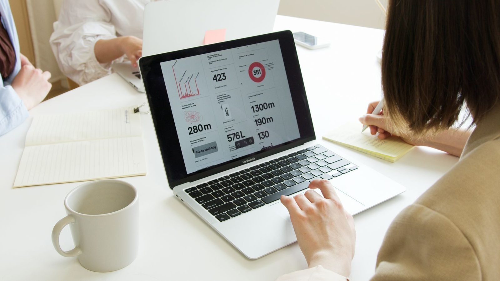 Laptop mit Kennzahlen und Diagrammen