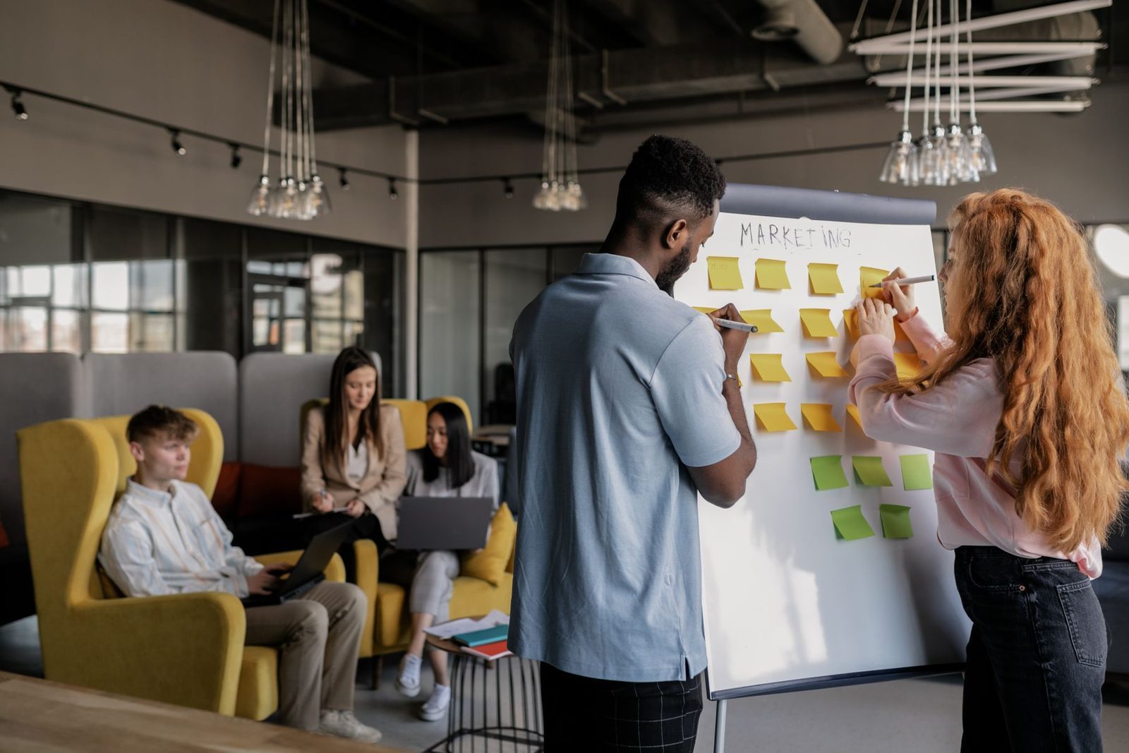 Team bespricht eine Content-Strategie an einem Whiteboard