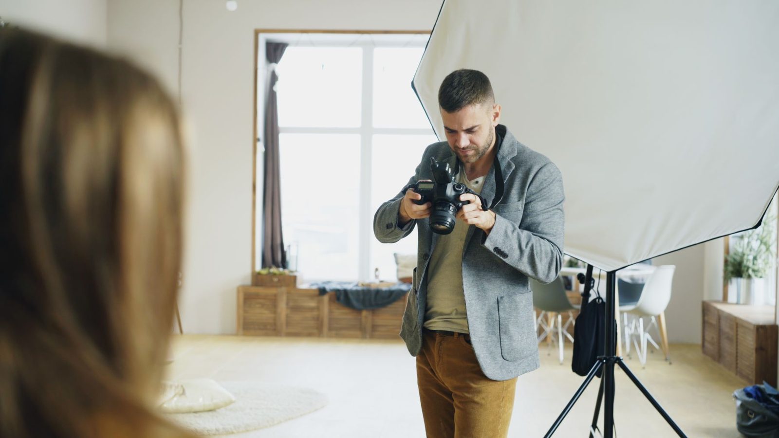 Fotograf bei einer Studioaufnahme