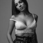 Vivienne in Spitzen-BH und heller Hose, Schwarzweiß-Aufnahme mit weichem Licht