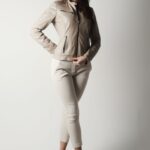 Celine in hellem Hosenanzug, Ganzkörperaufnahme vor hellem Studiohintergrund