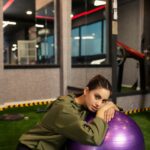 Isadora beim Training mit Gymnastikball in einem Fitnessstudio