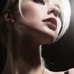 Celine mit platinblondem Haar, Beauty-Portrait mit hartem Seitenlicht und klaren Schatten